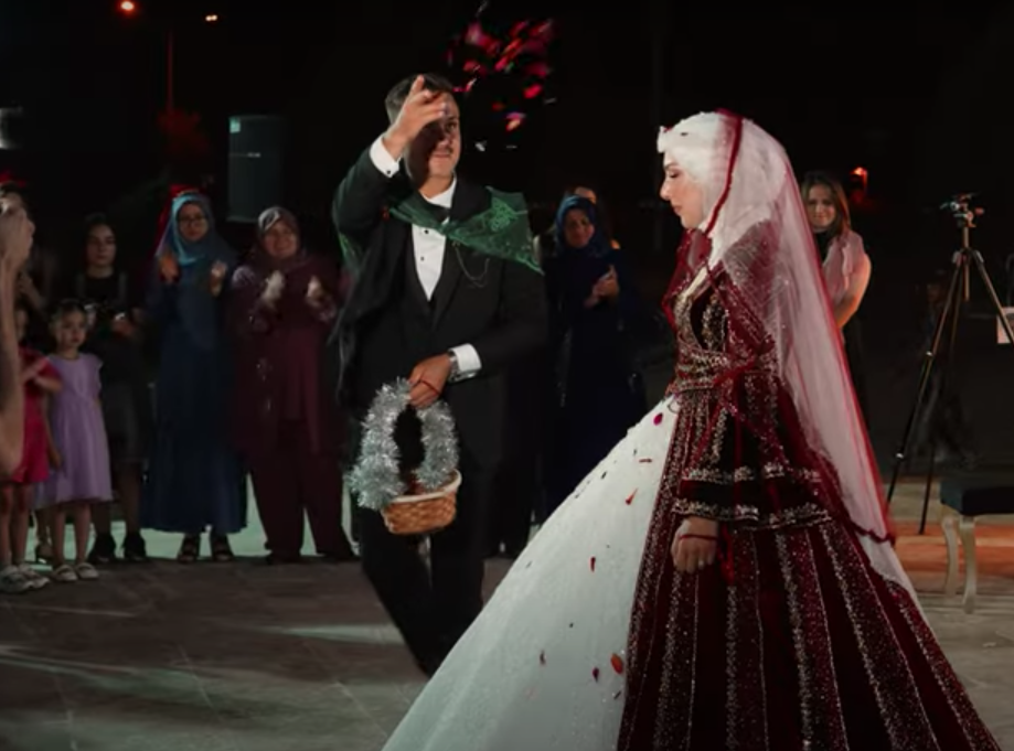 Sümeyya ile Mücahit"in Şarkikaraağaç Meydanlık Parkında yapılan kına gecesi merasimleri.